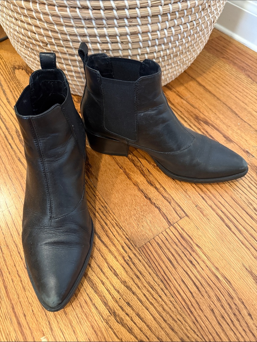Vagabond Black Leather Pointed Toe Chelsea Ankle Boots